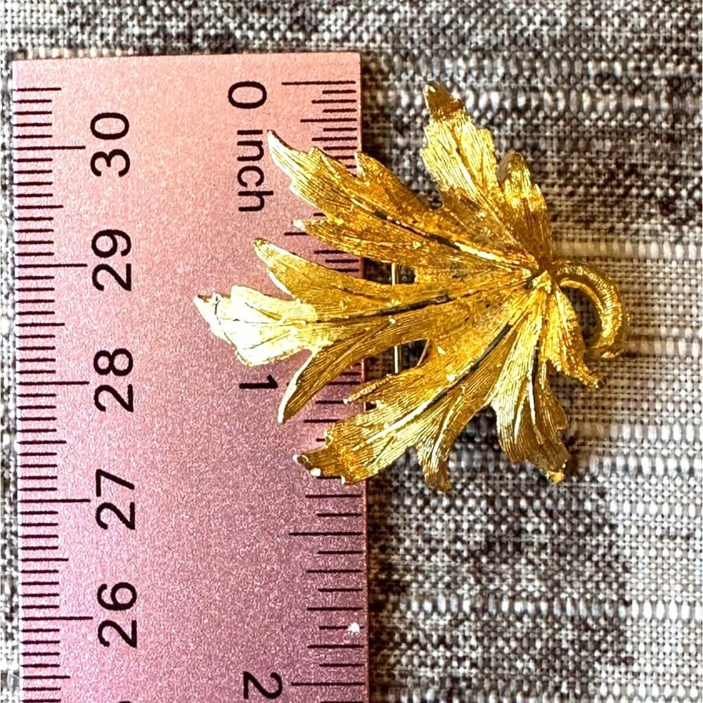 Vintage Mid-Century Gold-Tone Maple Leaf Brooch Pin Textured Detailing Unsigned - Picture 5 of 10